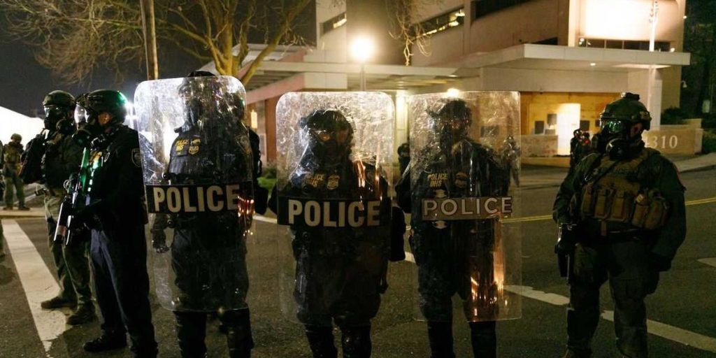 Democrats downplay violence against ICE in Portland before Trump's enforcement on 'domestic terrorists'