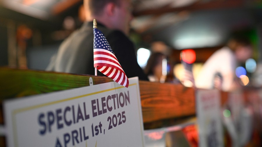 Democrats outside the establishment: Seek the presidency to rescue the party