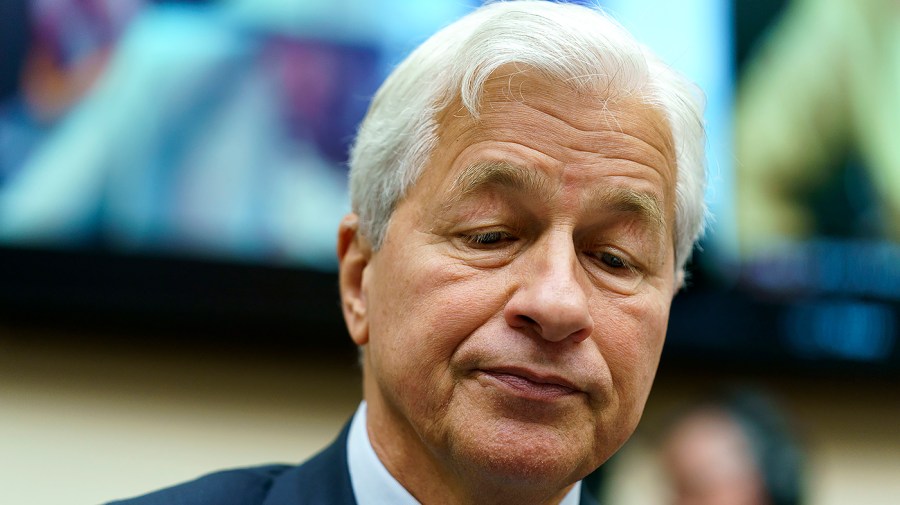 Dimon: Economy is 'weakening'