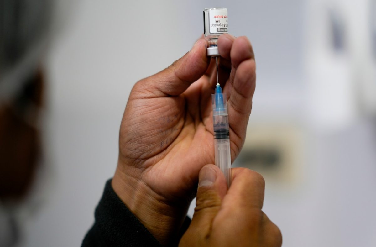 Doctors in Oregon are reluctant to provide the newest COVID-19 vaccines due to a lack of medical advice.