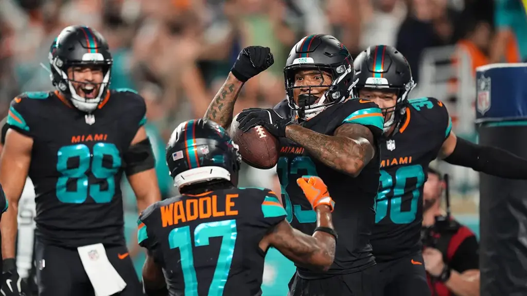 Dolphins' Darren Waller scores two touchdowns in victory