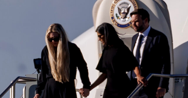 Erika Kirk, in grief,Displays Cross Necklace to Offer Comfort to Supporters