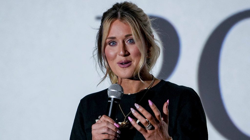 Erika Kirk recognized by Riley Gaines at the Charlie Kirk memorial