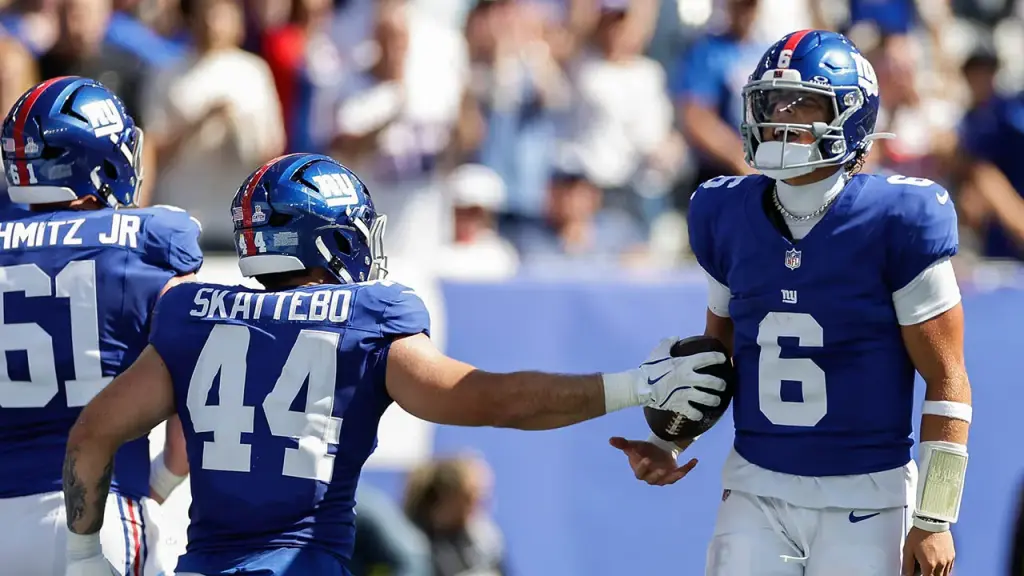Giants' Jaxson Dart scores on his initial drive in his debut start