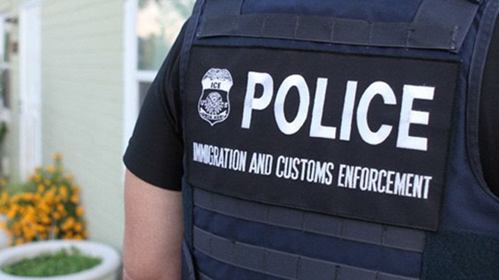 ICE officer wounded, suspect killed during vehicle stop in Chicago