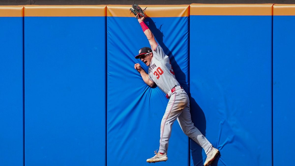 Jacob Young of the Nationals makes an amazing catch against the Mets