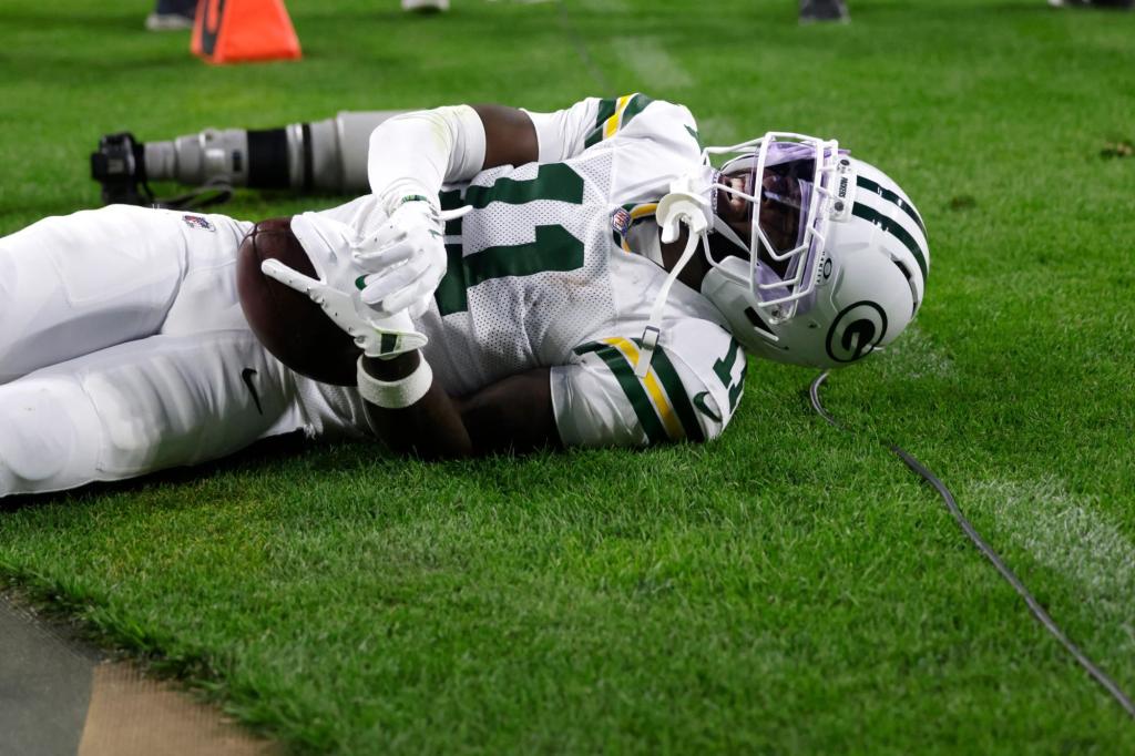 Jayden Reed leaves the game early due to a shoulder injury, raising concerns for the Packers.