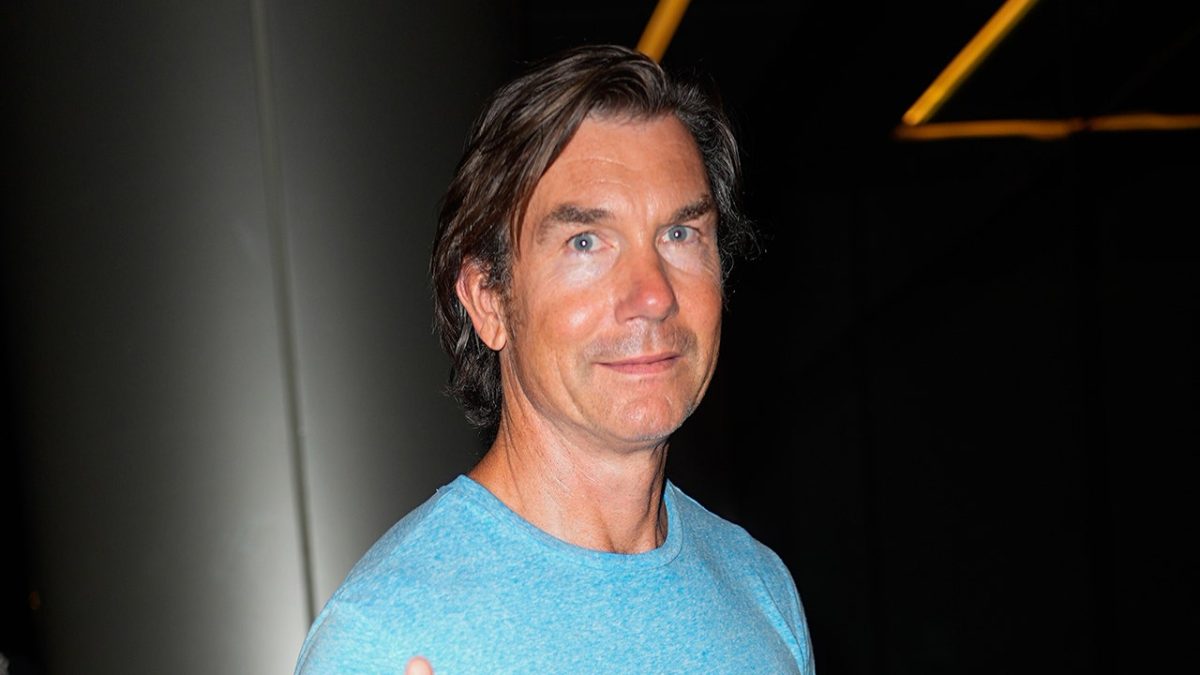 Jerry O'Connell reportedly had items stolen during yoga class after concealing them in his shoes.