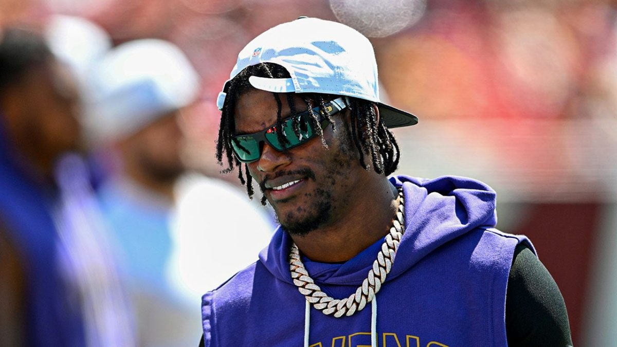 Lamar Jackson of the Ravens says sorry for pushing a fan who contacted his helmet.