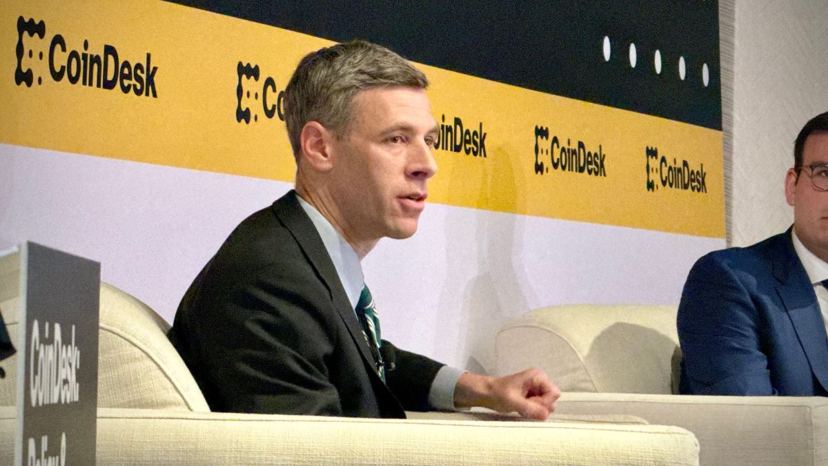 Leading U.S. banking official Gould states that the removal of crypto banking is a reality.