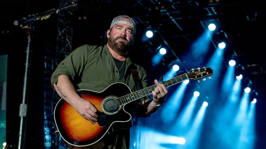 Lee Brice pays heartfelt tribute to Charlie Kirk during concert