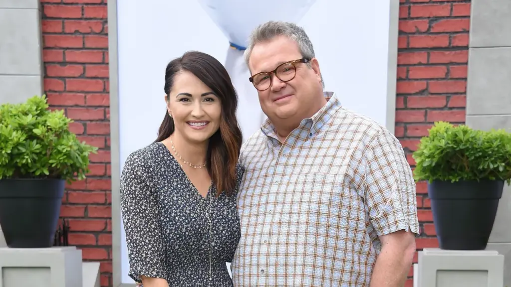 'Modern Family' actor Eric Stonestreet marries Lindsay Schweitzer at his home in Kansas City
