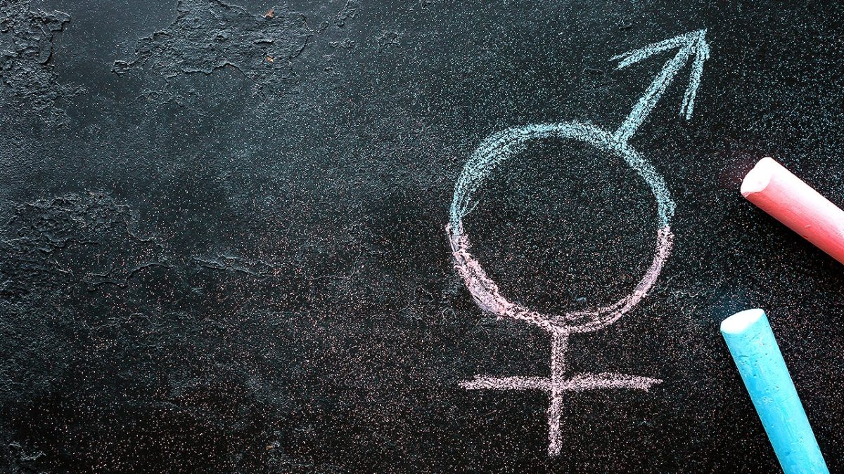 Mom in California wears a bikini at school board meeting to protest locker room policy