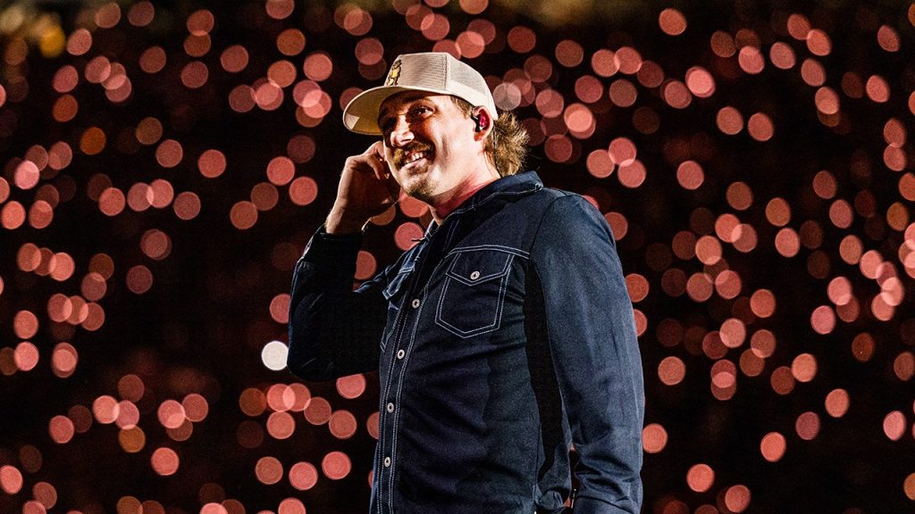 Morgan Wallen struggles to mimic MLB legend's memorable bat flip in Toronto