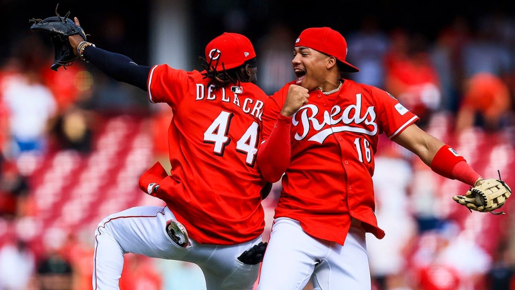 Noelvi Marte's catch in the ninth inning keeps Reds' postseason dreams alive