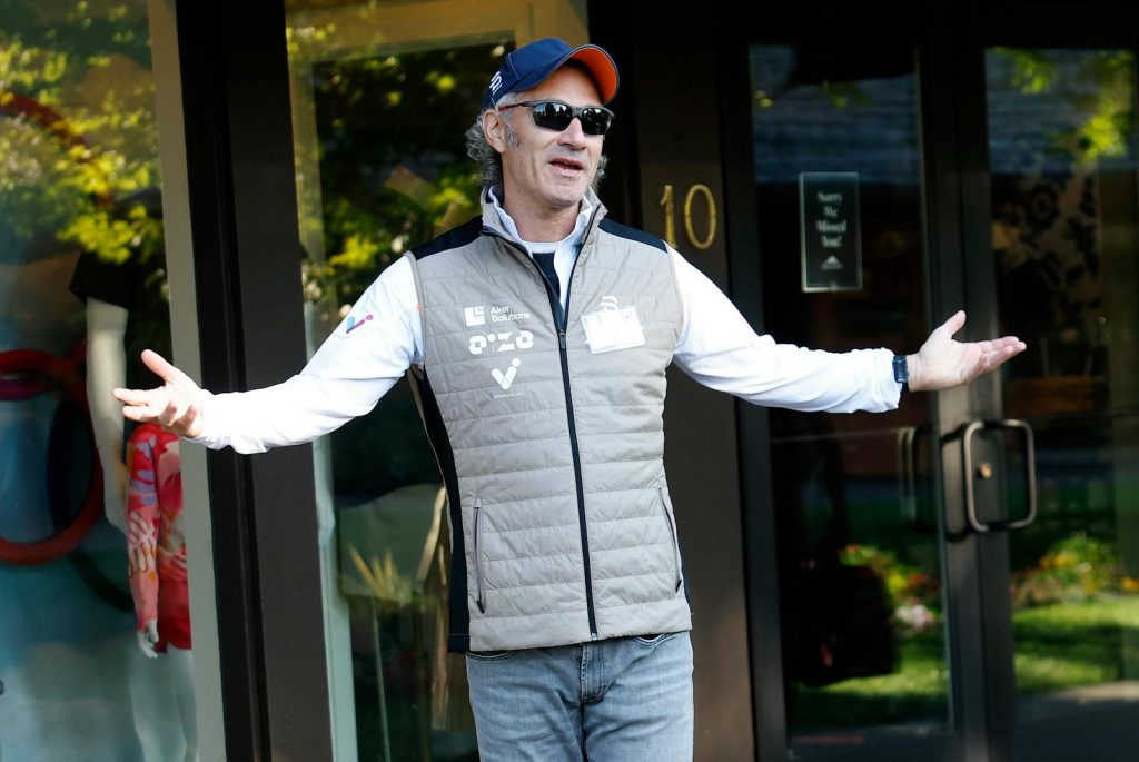 Palantir falls below 50-day moving average as momentum shifts