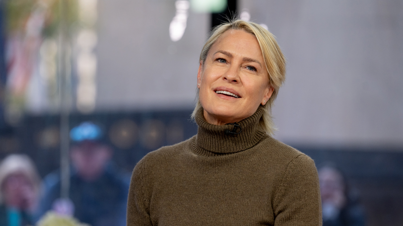 Robin Wright leaves the US for a fresh start in England