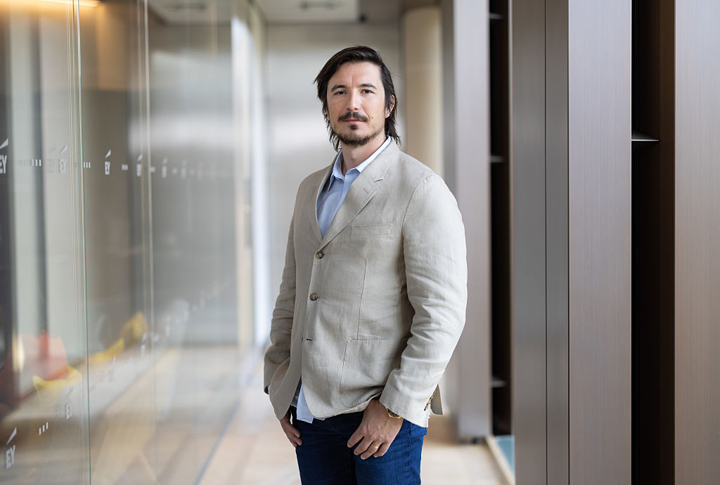 Robinhood adopts copy trading while cautioning rivals about regulatory dangers