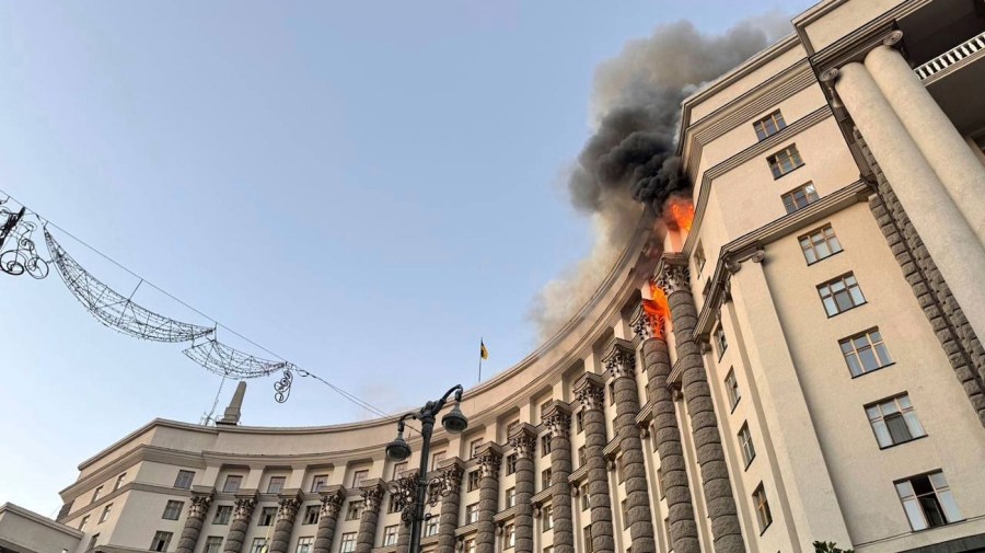 Russia carries out large airstrike on Ukraine, igniting a government building.