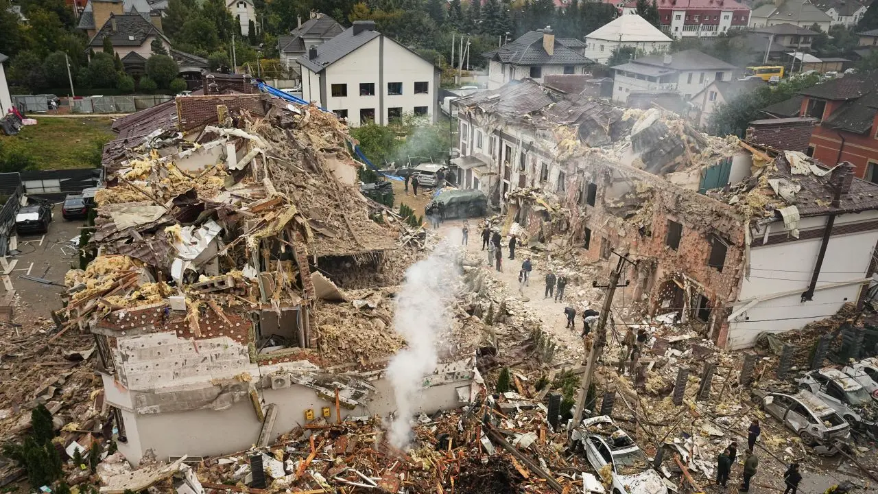 Russia carries out large drone and missile strikes on Ukraine, resulting in 4 deaths.