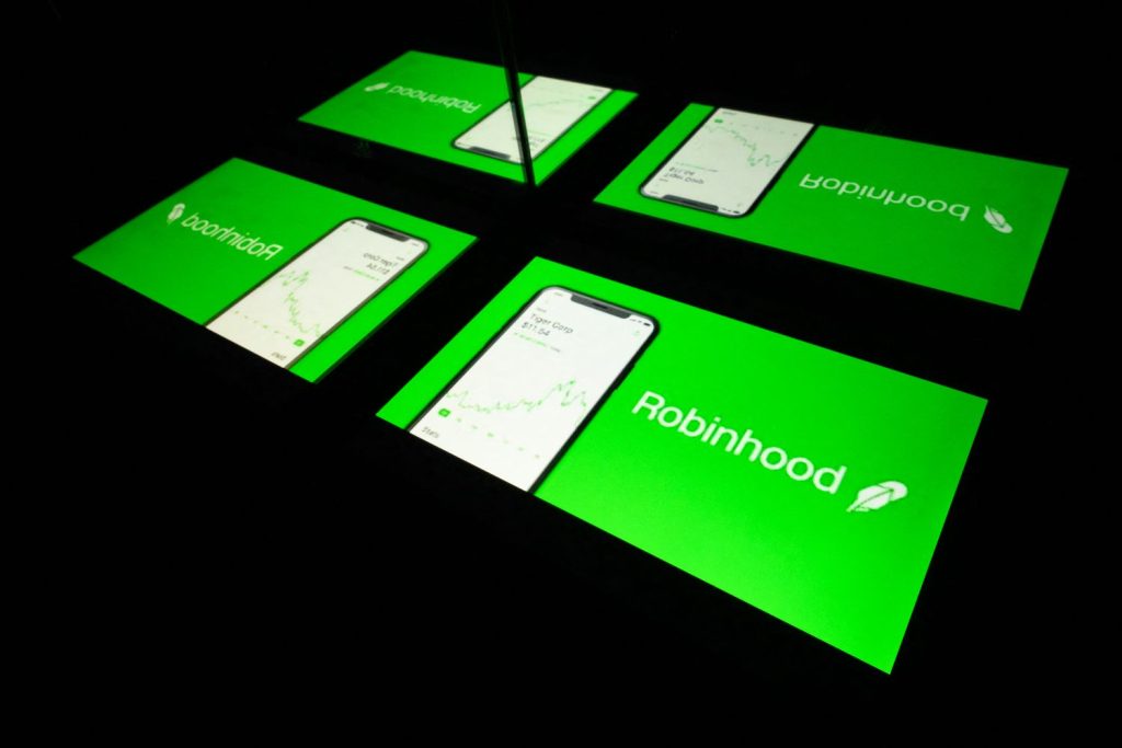 S&P 500 Today: Robinhood and Western Digital Rise; Vistra Shares Decline