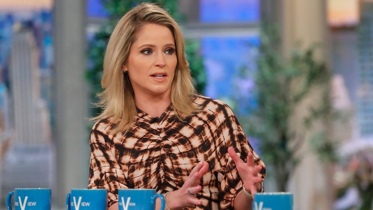Sara Haines criticizes Newsom's Trump-style approach to social media on 'The View'