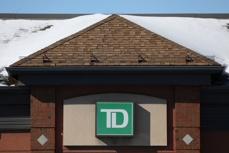 TD Bank reestablishes its medium-term growth goal, emphasizing high-fee areas.
