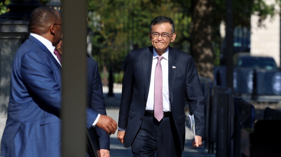 The government and the market should each focus on their own areas.