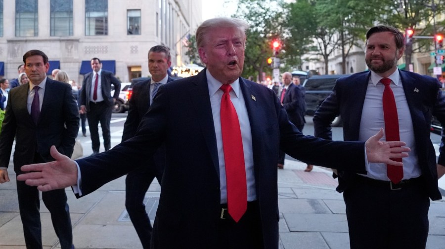 Trump dines in downtown DC to showcase the city's safety following the takeover