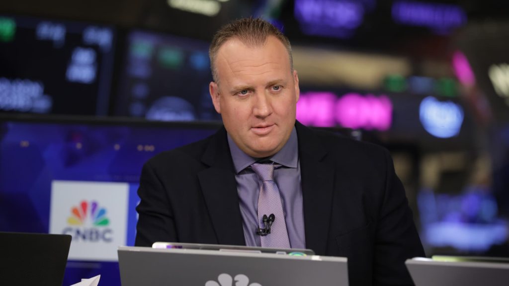 Two stocks showing positive chart patterns are expected to benefit from a recovering housing market.