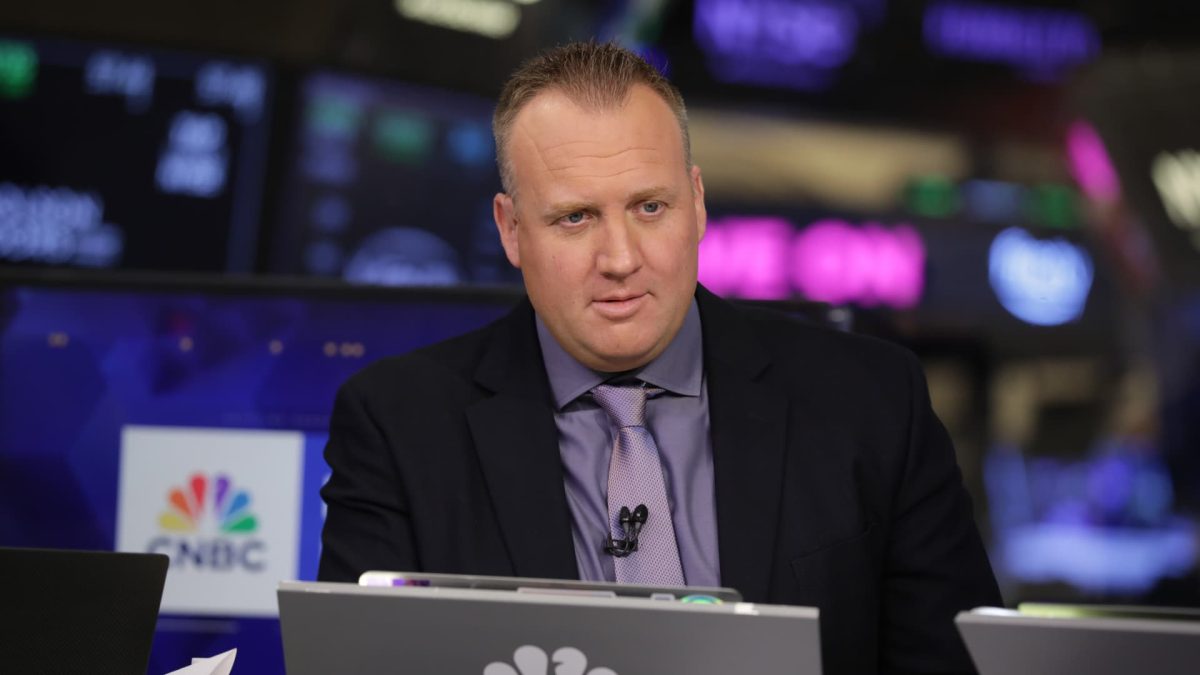 Two stocks showing positive chart patterns are expected to benefit from a recovering housing market.