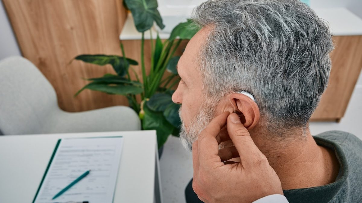 Using hearing aids early reduces the risk of dementia by 61%, research shows