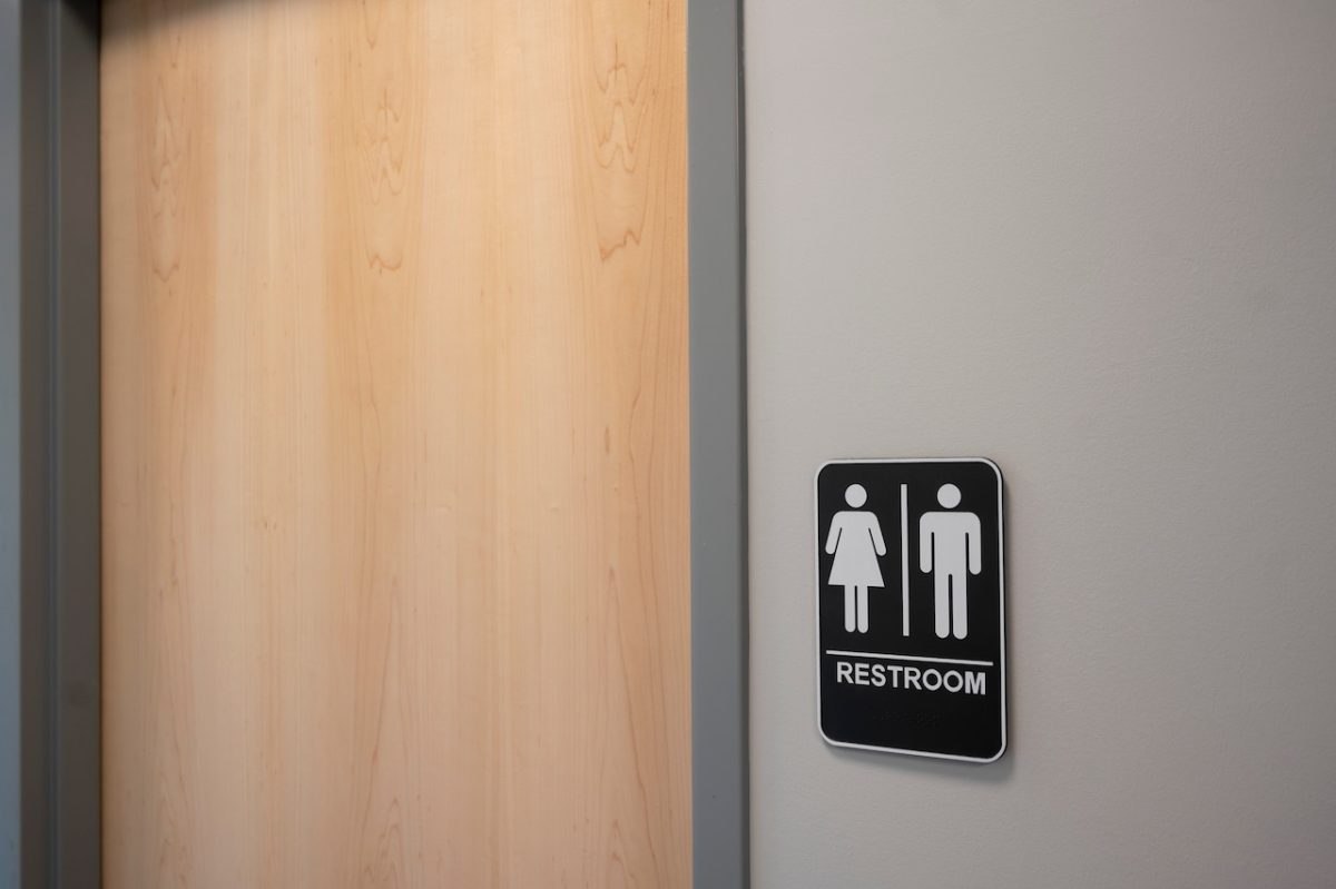 Worrisome new study connects heavy phone use in the bathroom to a painful health issue