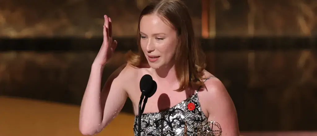 ‘Dismantle ICE and Support Palestine’: ‘Hacks’ Actress Hannah Einbinder Speaks Out on Stage