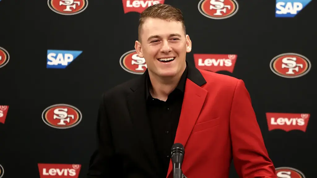 49ers quarterback Mac Jones explains that he wears suits because he's 'heading to work'