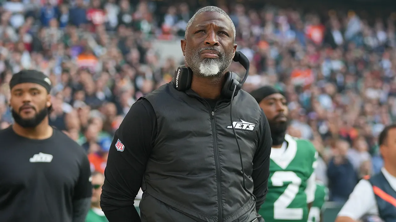 Aaron Glenn doesn't confirm Fields as Jets starter following first victory