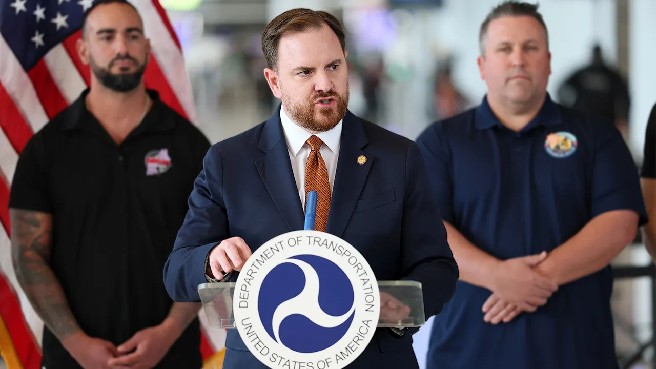 Air traffic controllers with insufficient staff alert about system pressure during shutdown