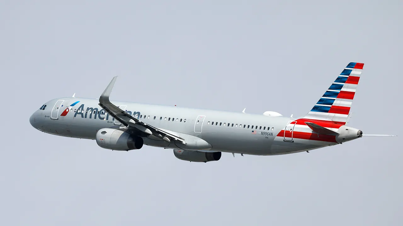 American Airlines plane returns to LAX after fumes cause passenger illness