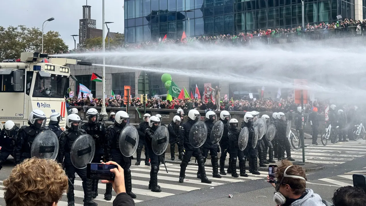 Brussels Airport halts flights due to countrywide strikes and demonstrations against budget cuts