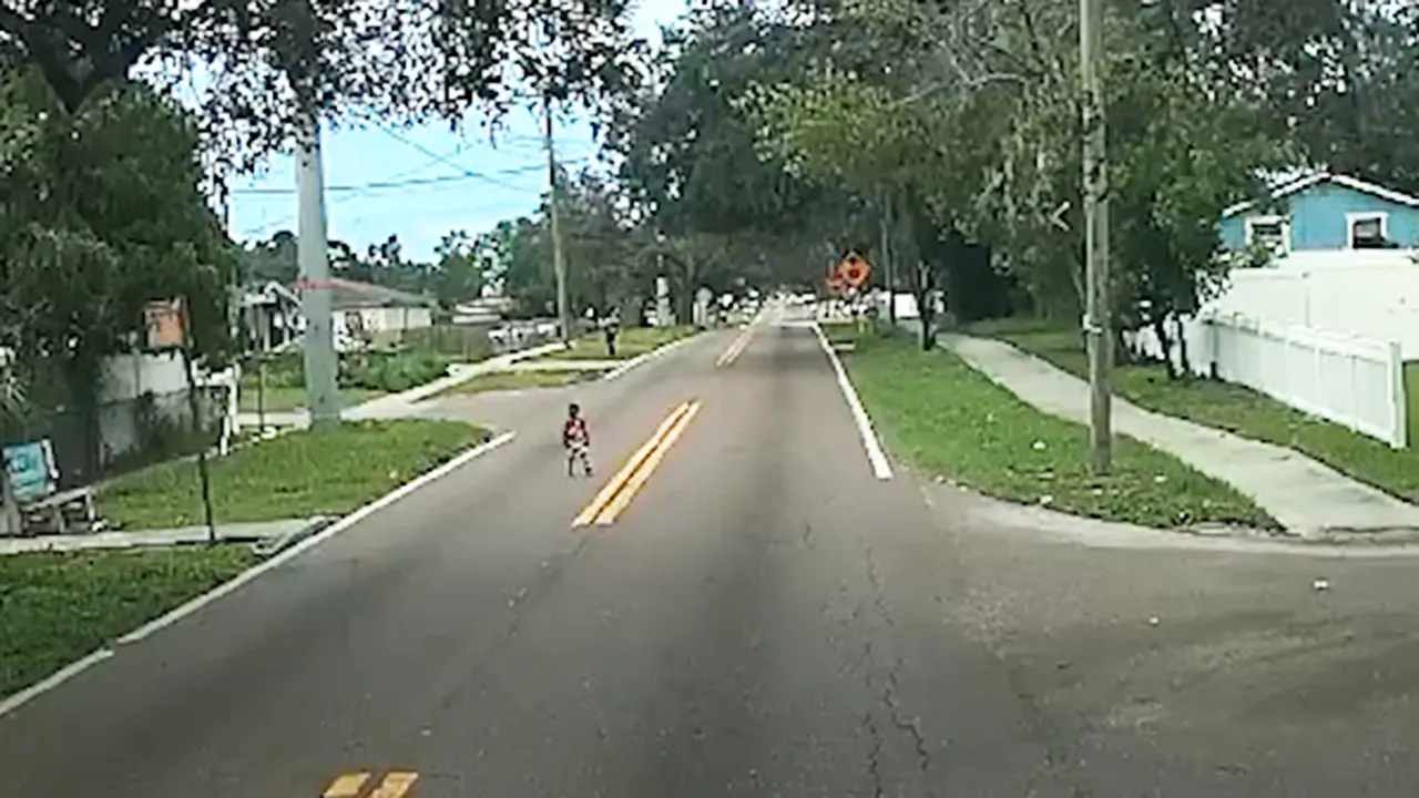Bus driver in Tampa rescues barefoot toddler walking alone on a busy Florida road