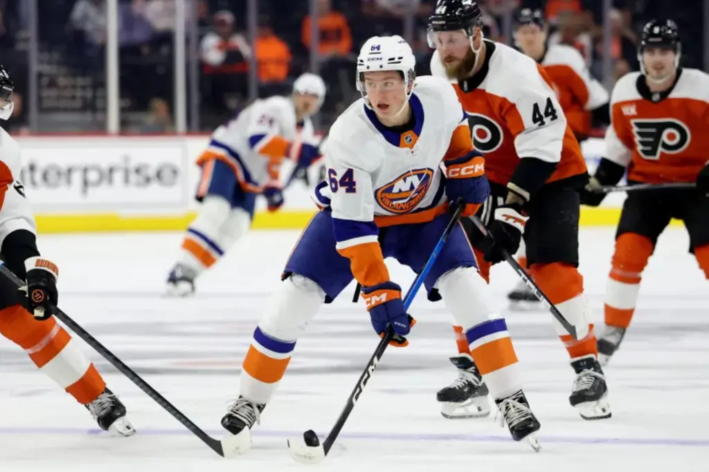 Cal Ritchie of the Islanders leaves due to a lower-body injury