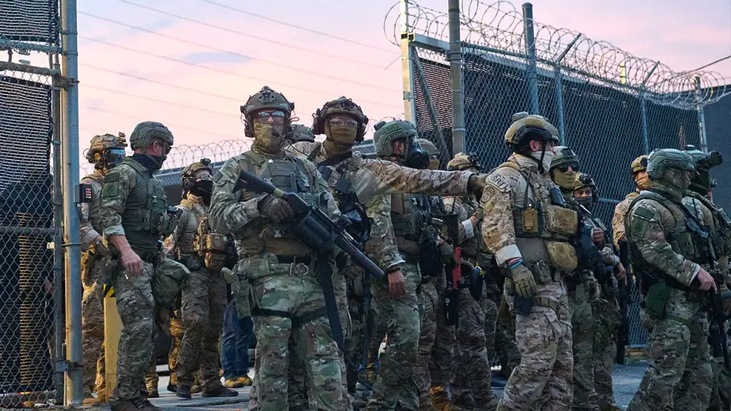 Chicago police instructed not to assist trapped federal agents: sources