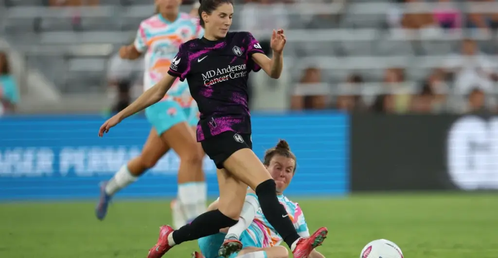 Clarissa Larisey of the Houston Dash continues to score and to have faith.