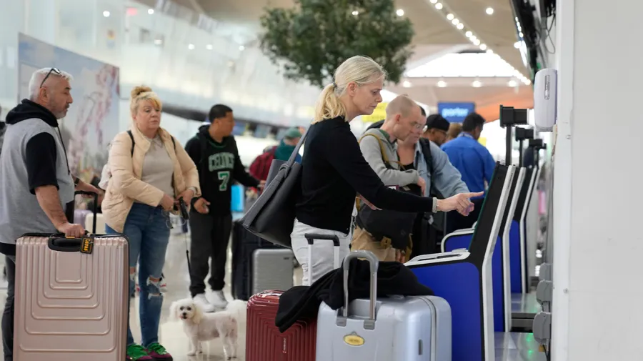 Worries grow over air traffic tumult as shutdown hits second week