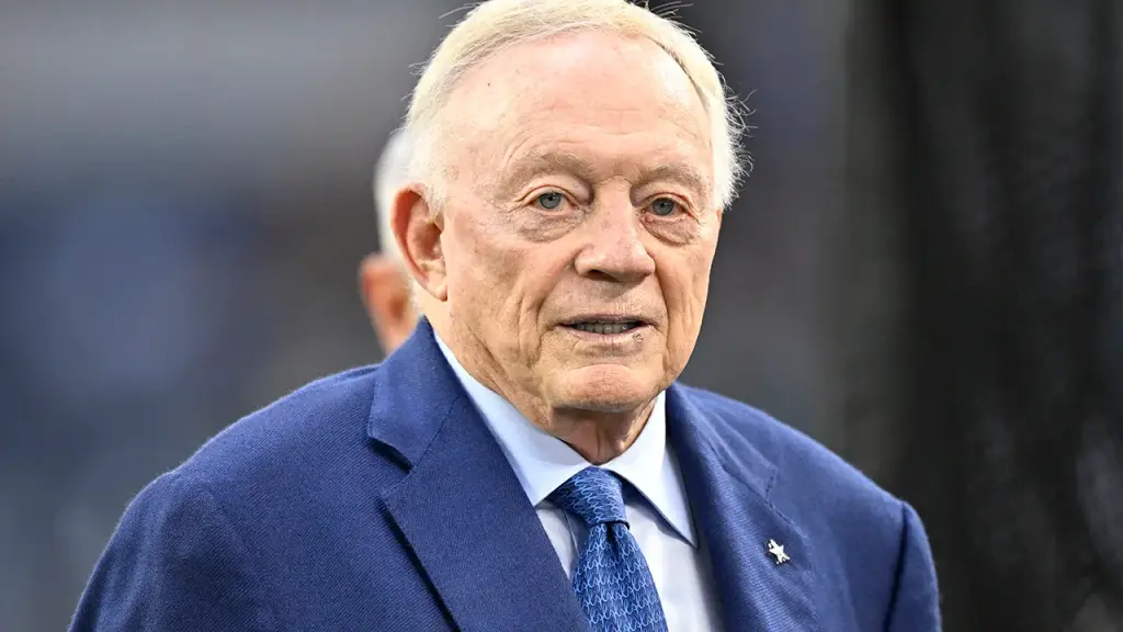 Cowboys' Jerry Jones minimizes middle finger gesture