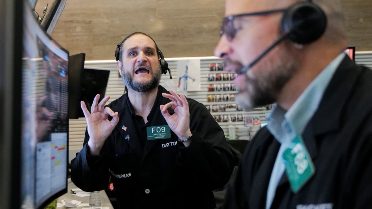 Dow falls by 500 points as additional trade measures from China lead to renewed selling on Wall Street: Live updates