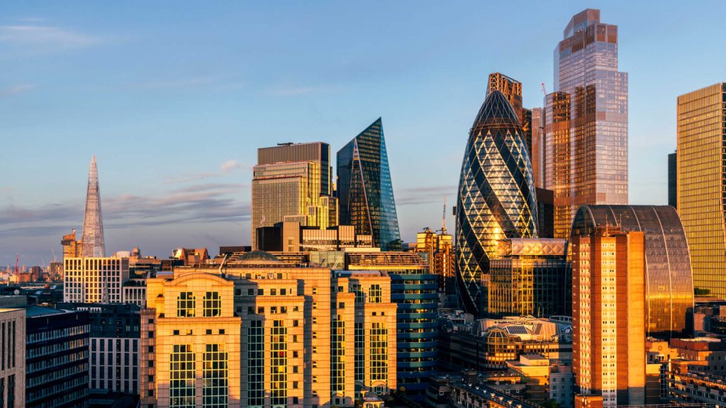 European markets begin the week with gains, overlooking credit worries