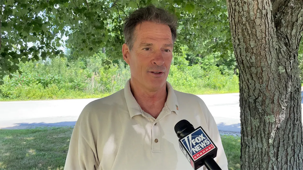 Ex-senator from the GOP gathers funds for tough New Hampshire primary