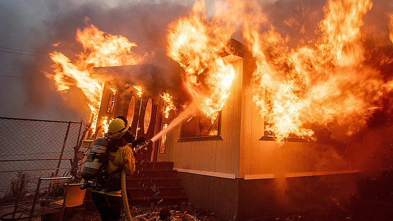 Firefighters in Los Angeles told to vacate area after explosion led to Palisades Fire, report