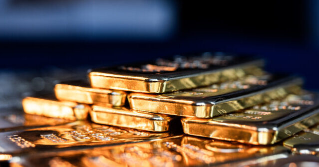 Gold Reaches $4,000 for the First Time as Investors Look for Safety Amid Political and Economic Pressures